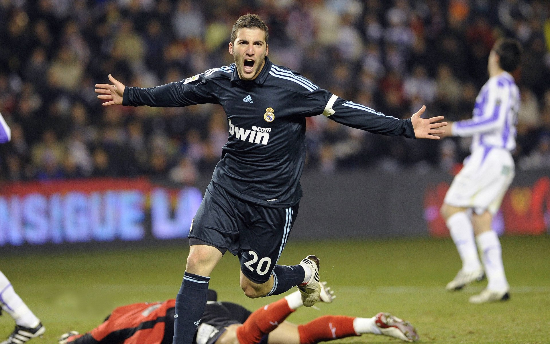 NBA季后赛激战正酣 新生代球星闪耀舞台